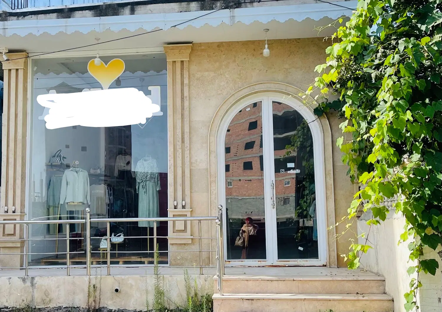 فروش ۲۰۰ متر زمین همراه با یک باب مغازه