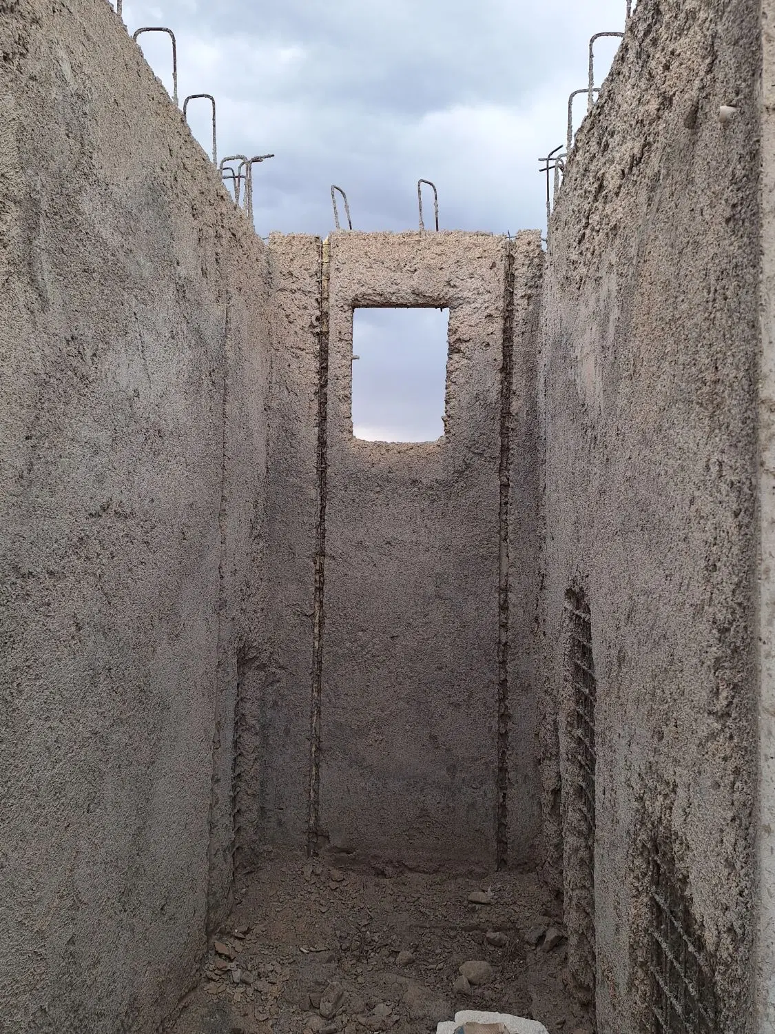 خونه ویلایی نیمه کاره حاجی اباد نیزار