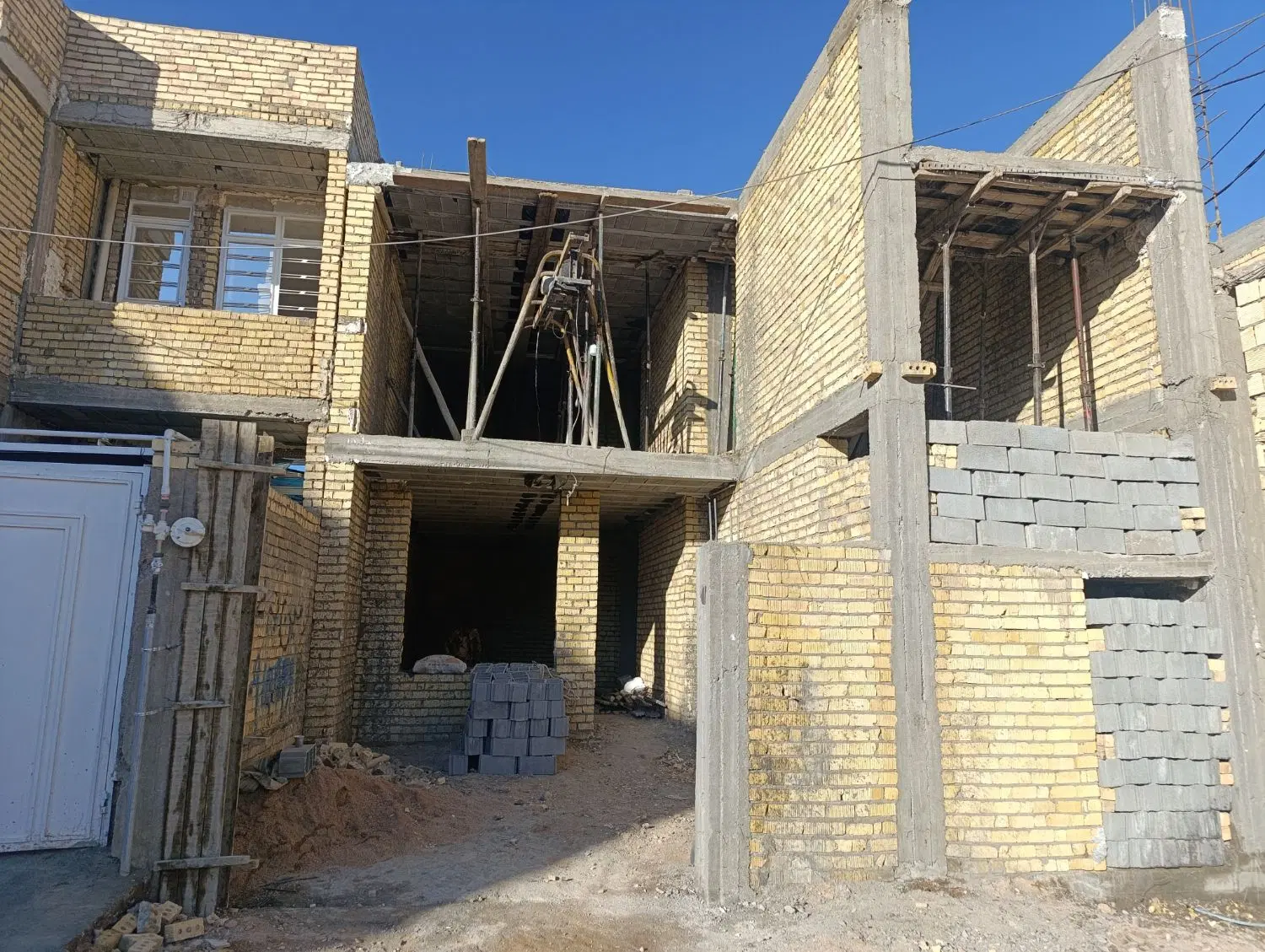 اسکلت طبقه اول دو خواب در قصر قمشه