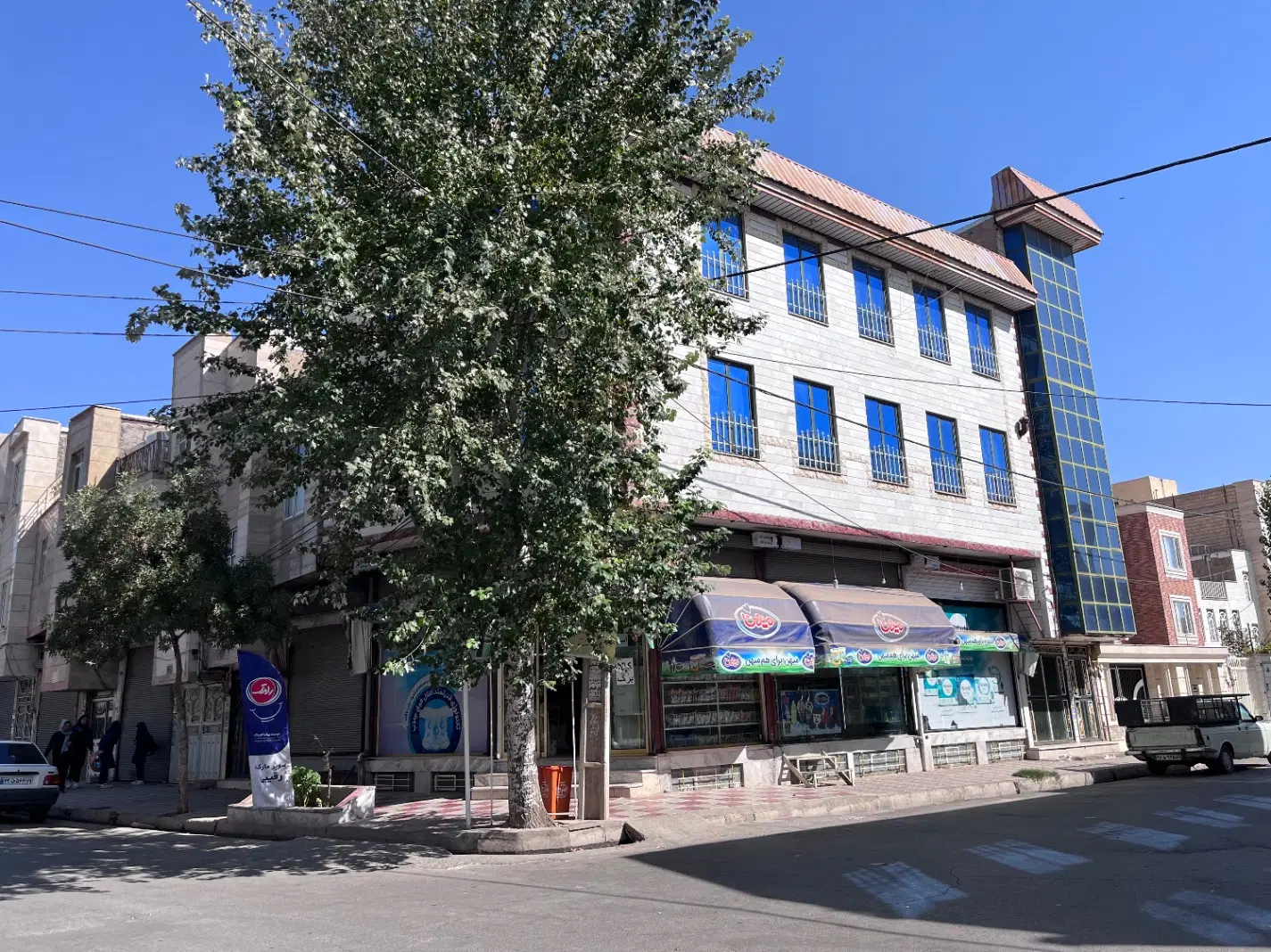 تجاری مسکونی ۴۰۰متر بنا دو نبش.