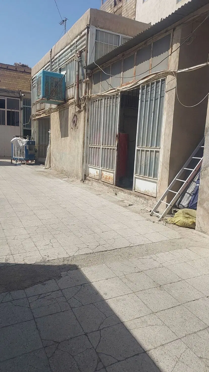 ۳۰۰ متر کارگاه