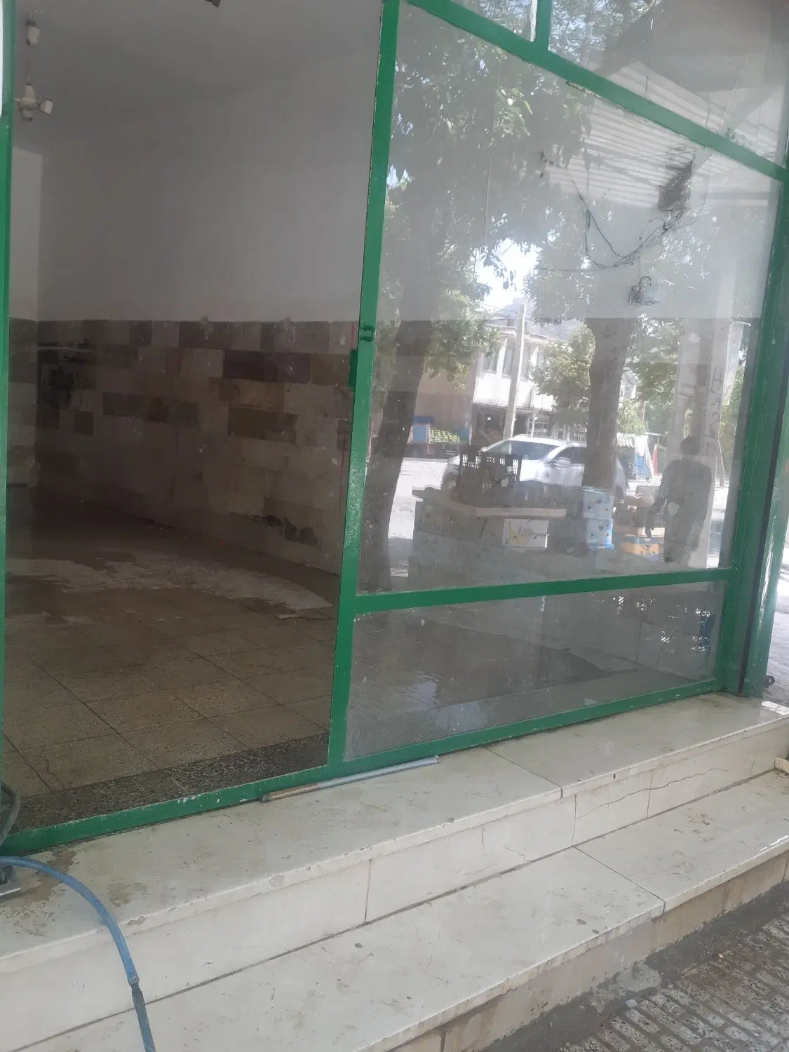 یکباب مغازه بر خیابان اصلی