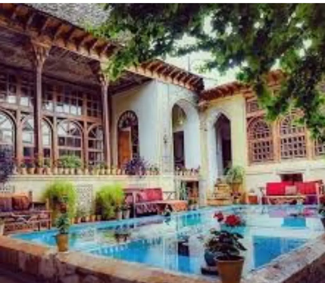 هم خانه خانم