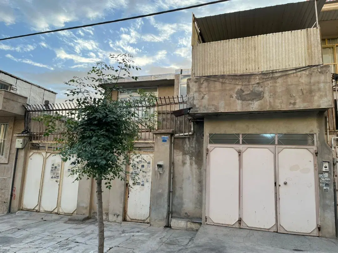 خانه دوطبقه ،طبقه اول حیاط دار طبقه دوم پارکینگ