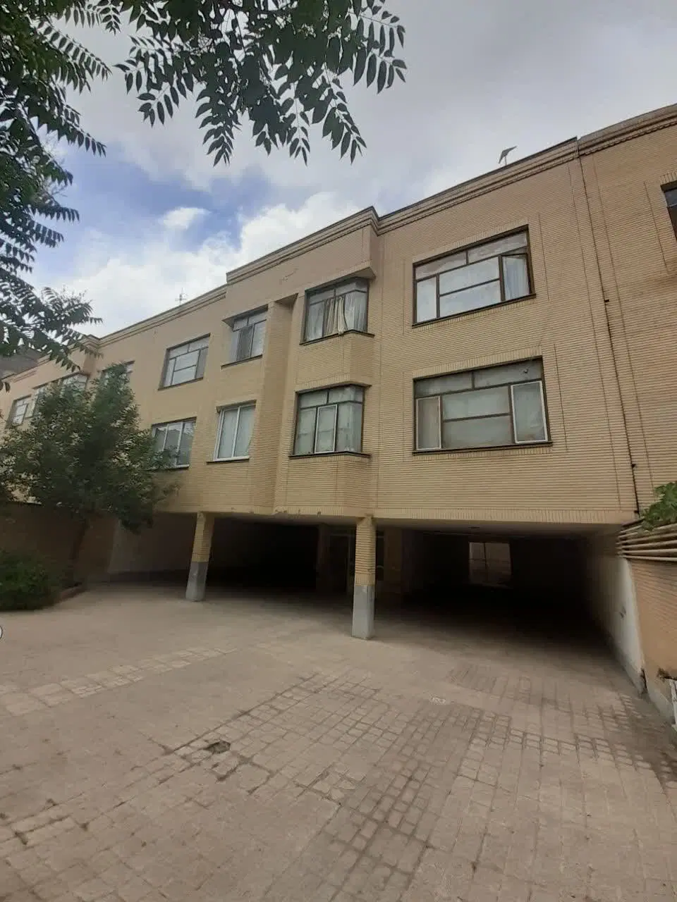 ۸۹ مترآپارتمان ،پارکینگ+پارکینگ مهمان ،سنددار
