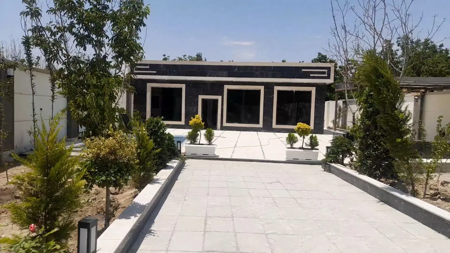 باغچه ۷۵۰متری میدان کاج