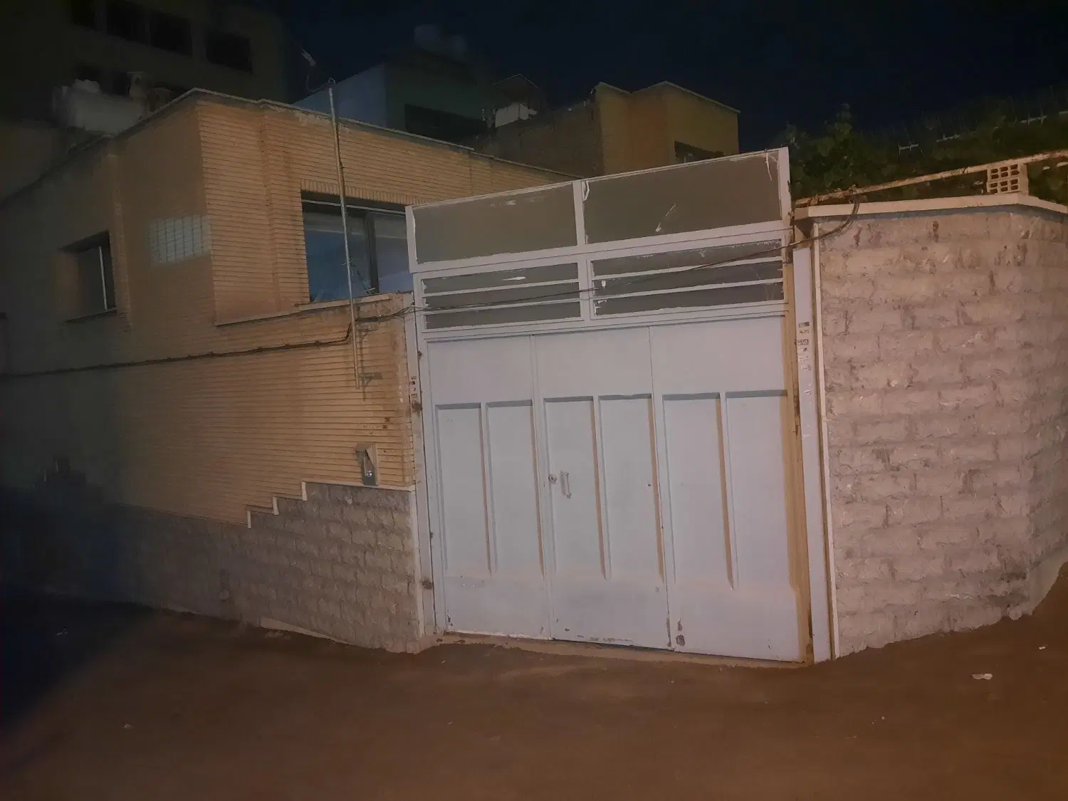 آپارتمان با حیاط اختصاصی ودرب مجزا