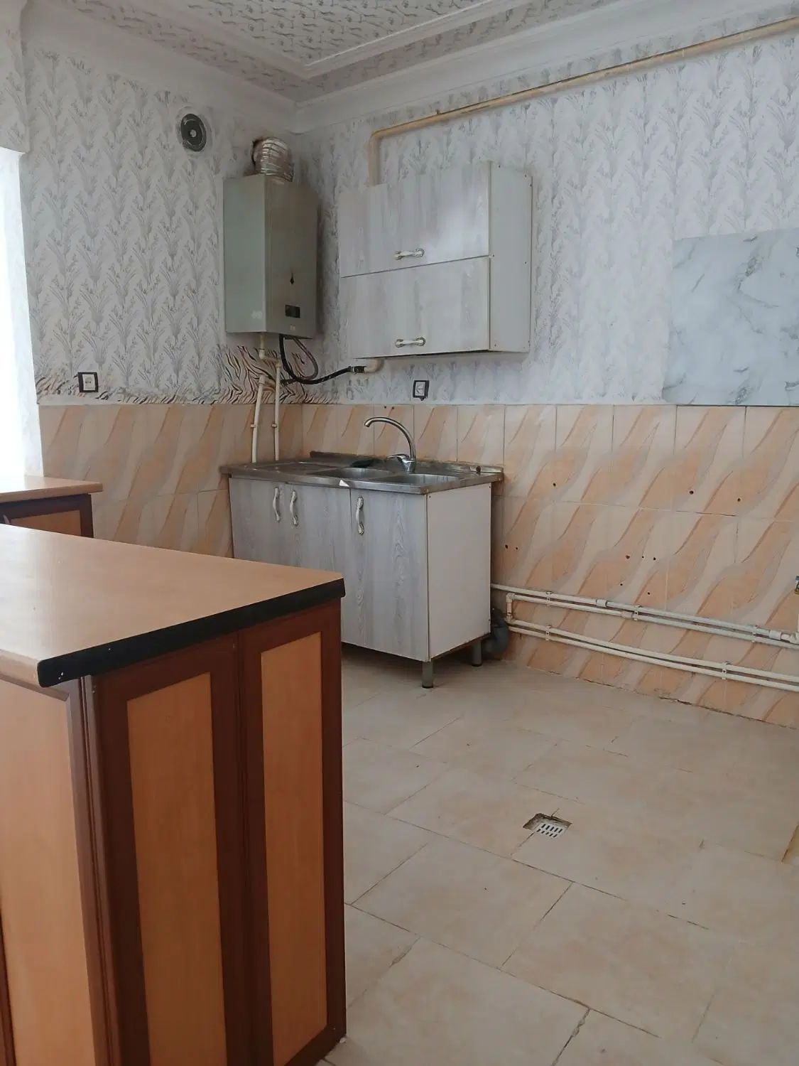 حیاط در باغمعروف گلستان دو