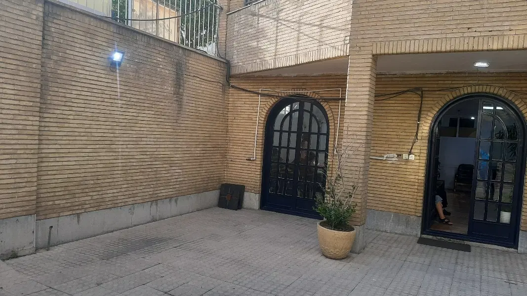 هم خونه میشم .هم خانه آقا هستم ،همخونه بی حاشیه