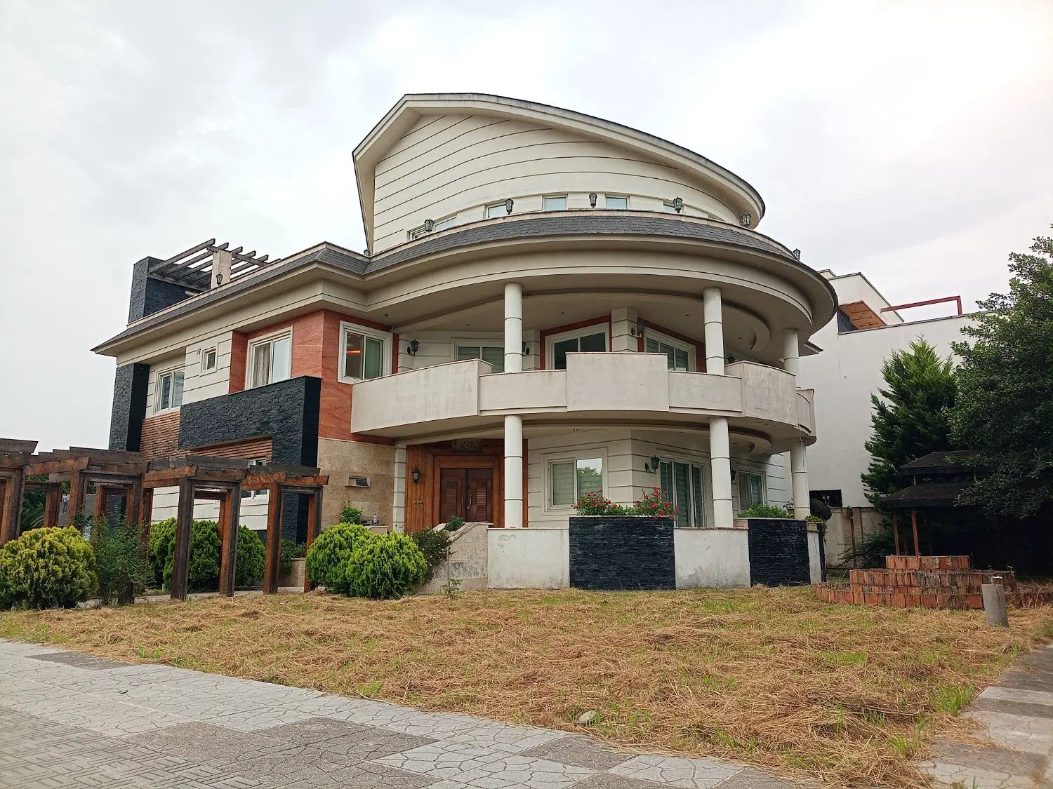 عمارت کاخ ویلا چالوس نمک آبرور