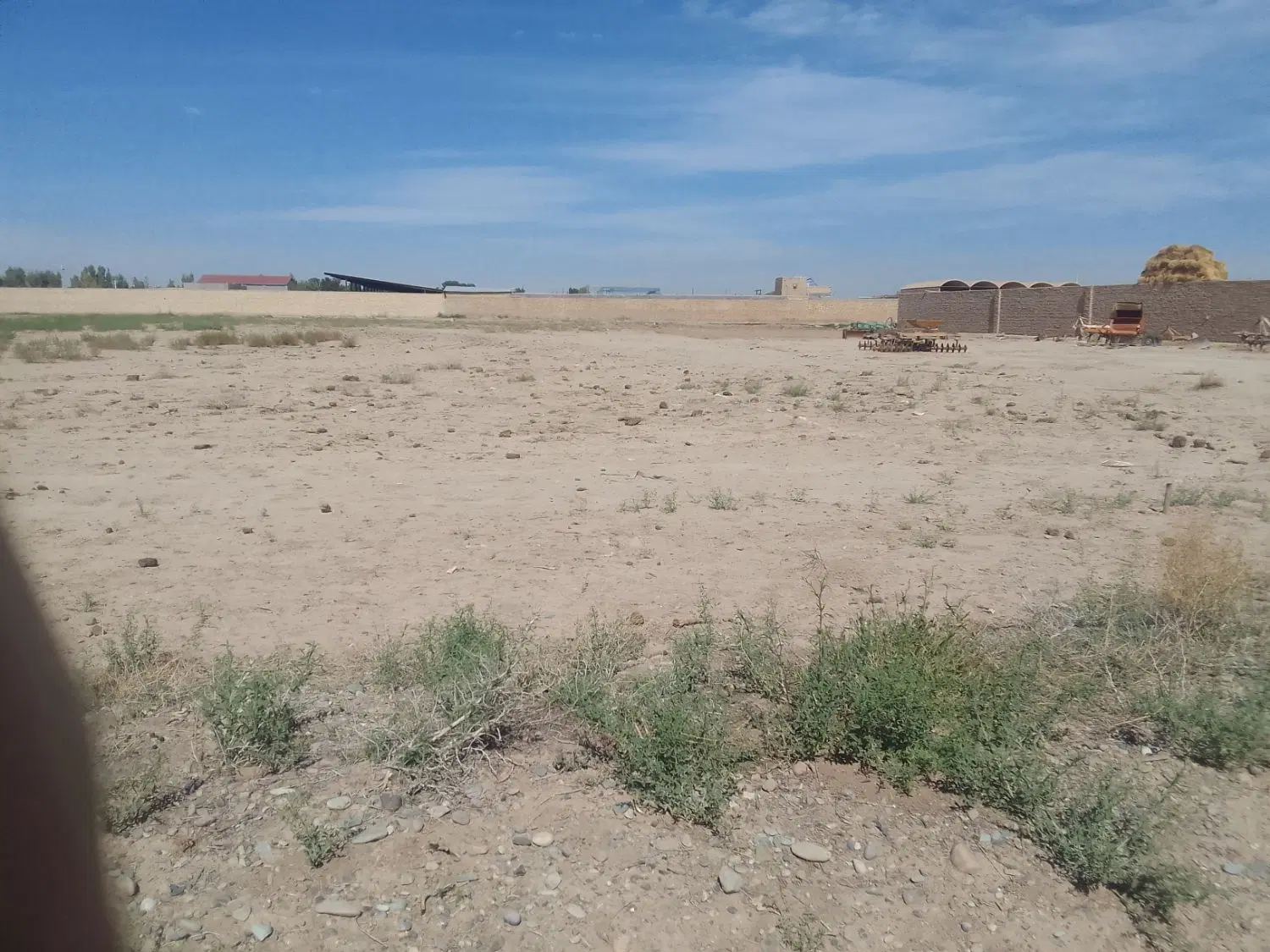 یک قطعه زمین به مساحت ۱۰۸۹ متر