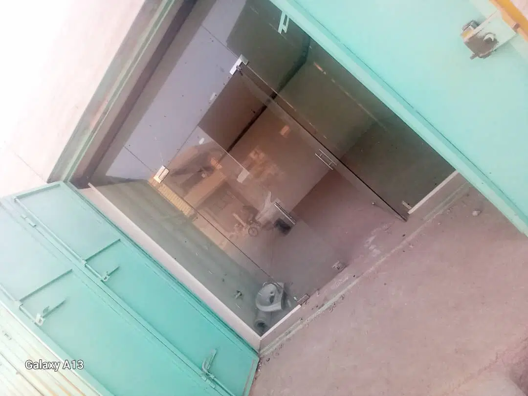 دو دهانه مغازه در پشته ایسین ۱۷۵۰۰۰۰۰