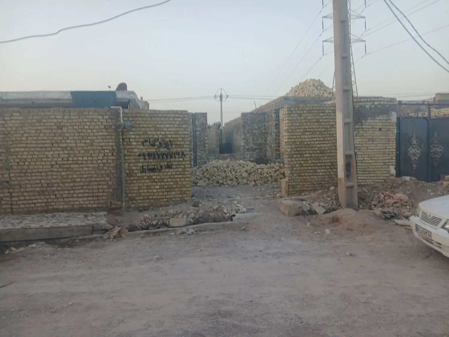 زمین نیمه کاره کانتکس