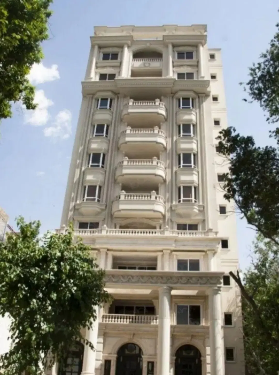 با مدیریت خانم معین .فروش کلنگی