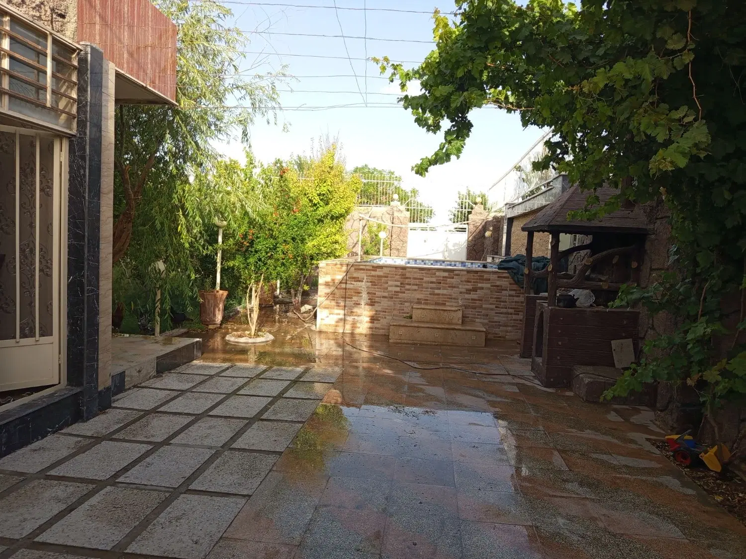 فروش باغ ویلا ۴۰۰ متری در باغ ابریشم