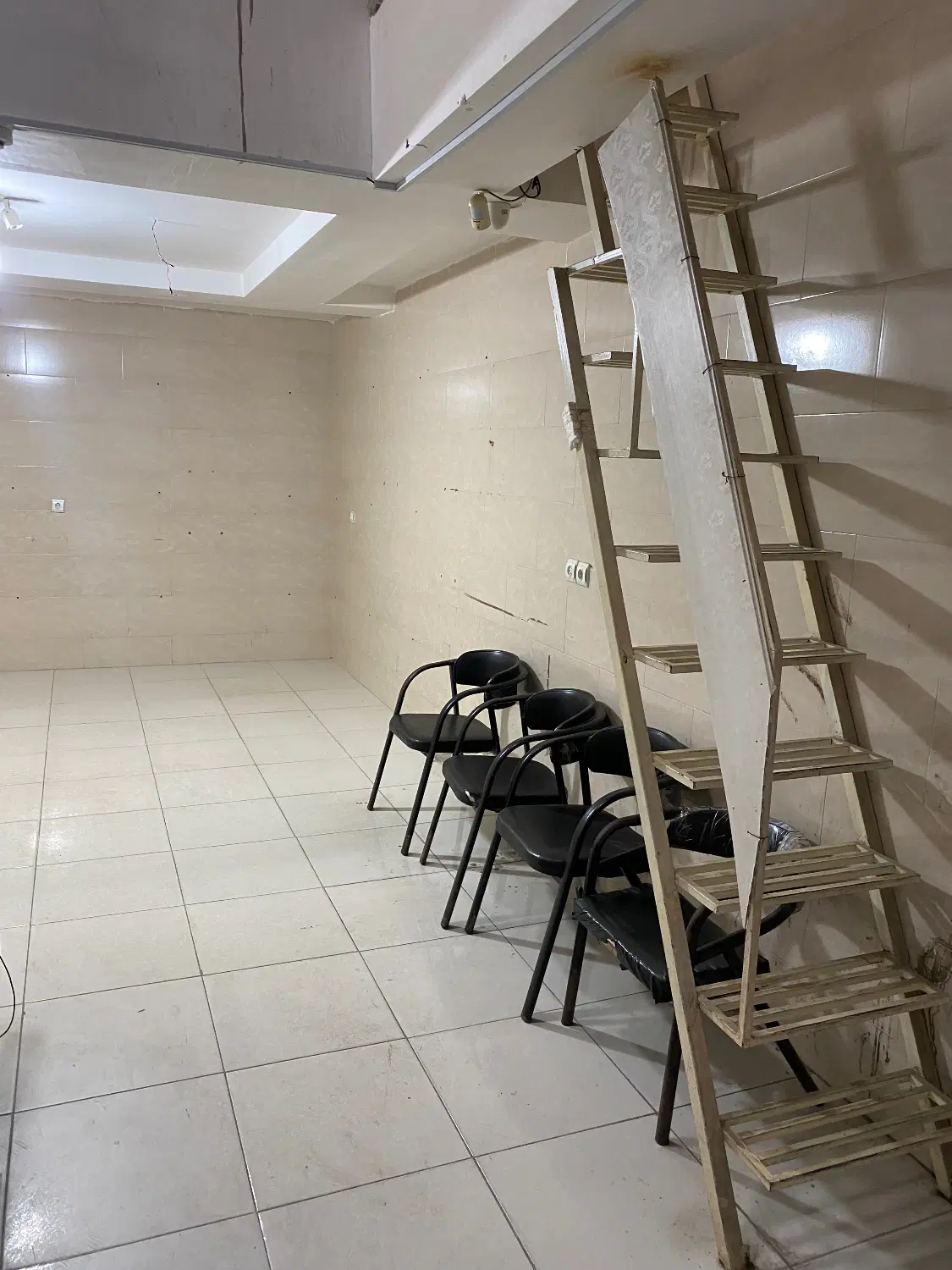 مغازه ۳۳متری همراه با نیم طبقه