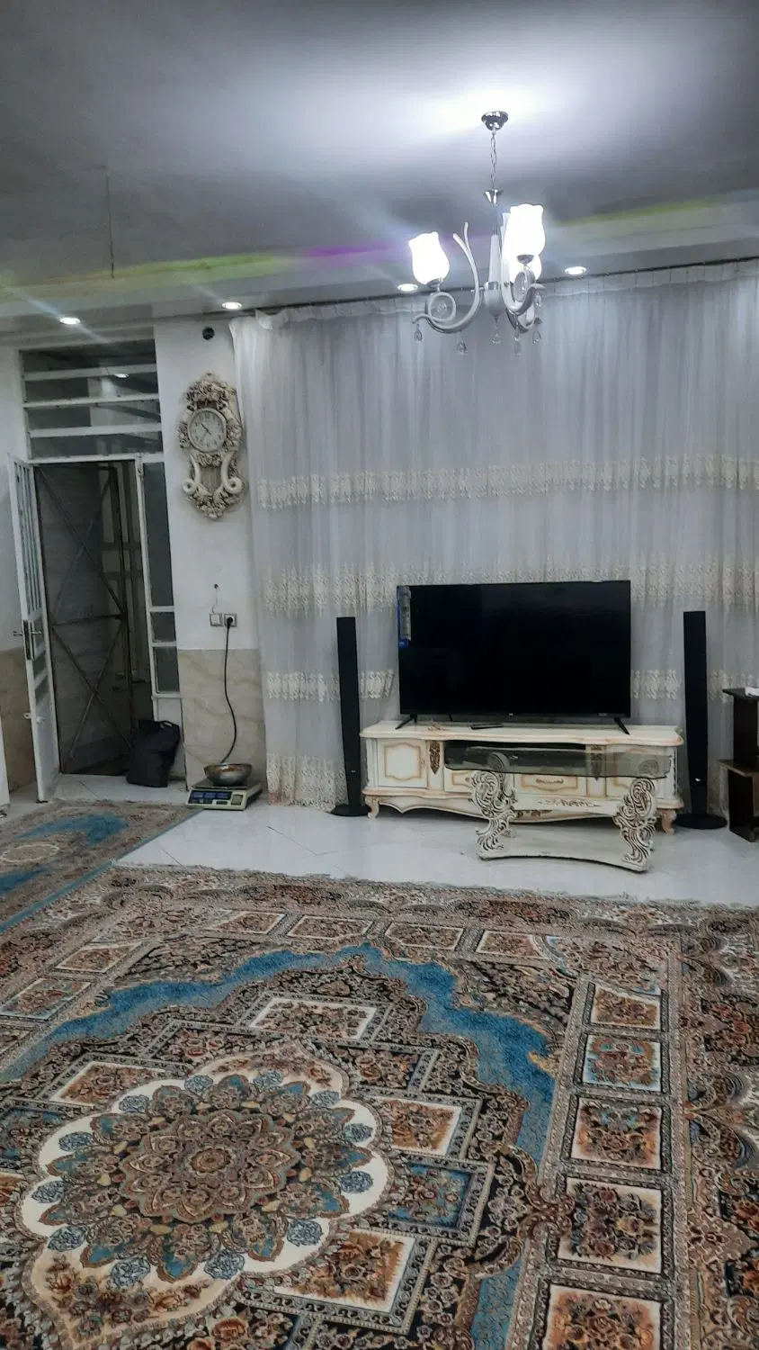 خانه ۱۰۰ بلوار شهید استوار