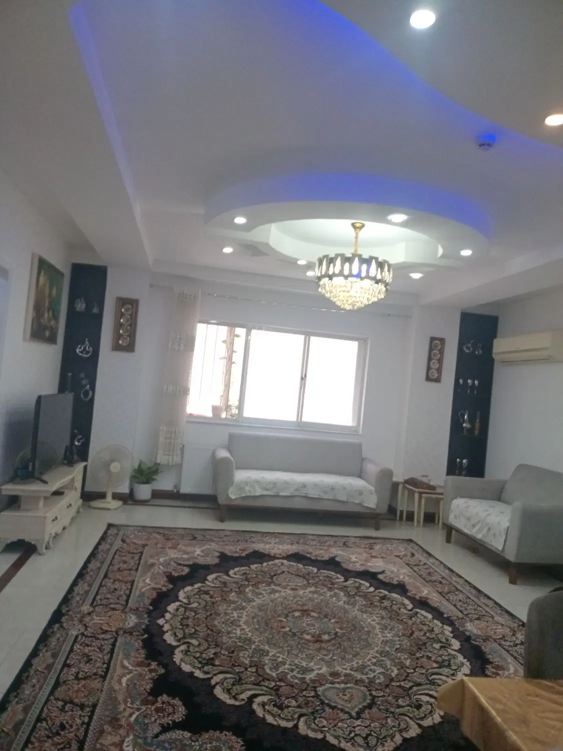 گلستان روبروی استخر