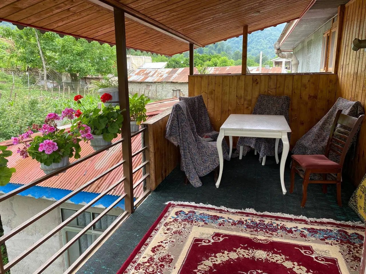 کلبه چوبی دوخواب شیک وجنگلی (نزدیک رودخونه)