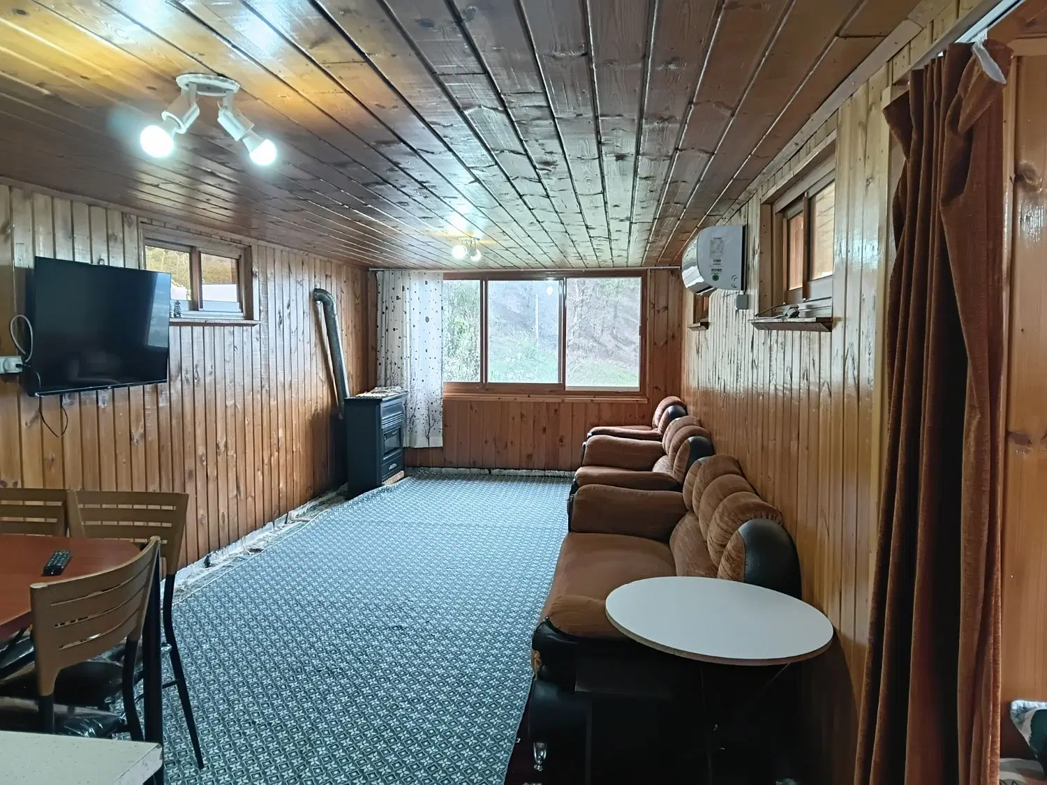 کلبه چوبی زیبا و جذاب وتمیز در دل جنگل