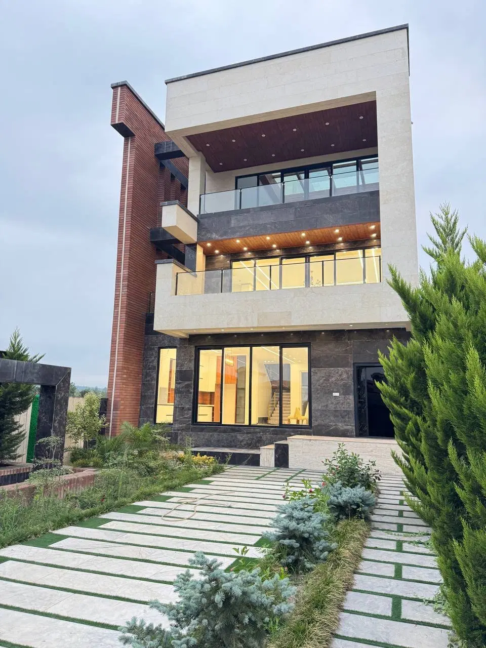 کاخ مدرن  شهرک ۲۵۰واحدی با آسانسور