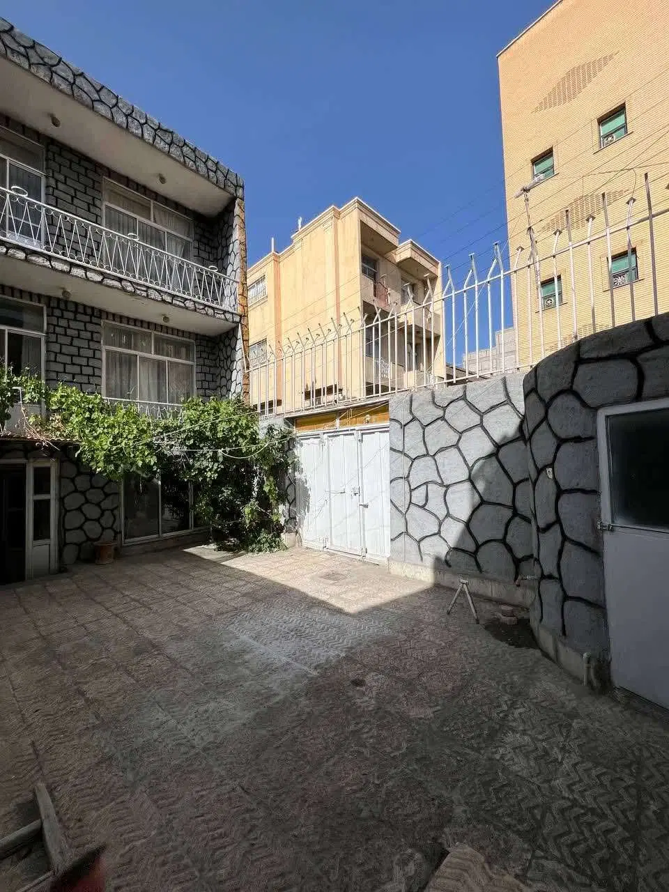 ساختمان سه طبقه مناسب دو خانواده در جبارنایب