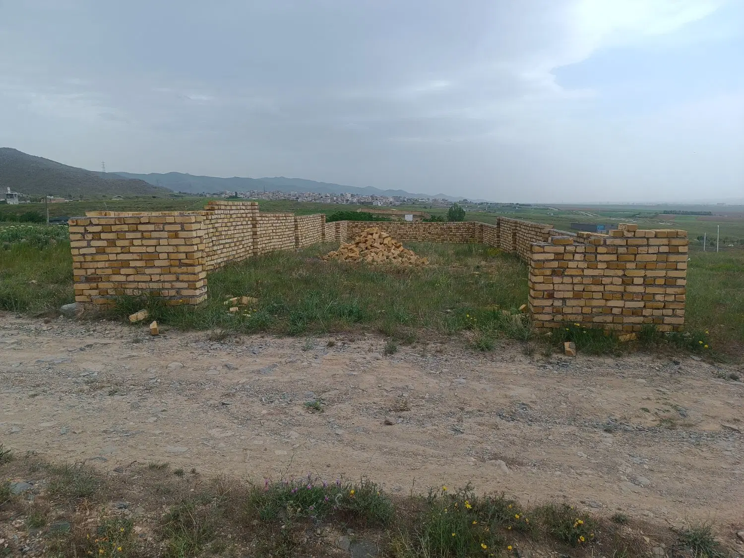 زمین پایین کوه (نزدیک به محدوده)
