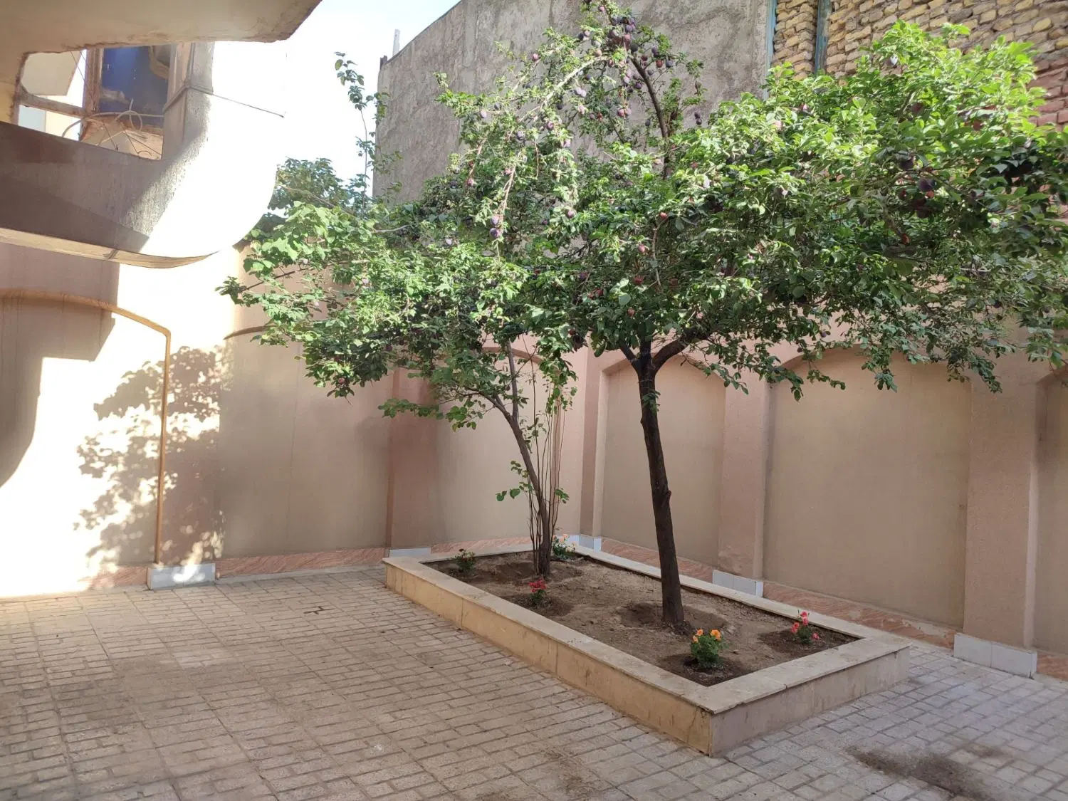 رهن و اجاره آپارتمان ۸۰ متر با ۵۰ متر حیاط اختصاصی