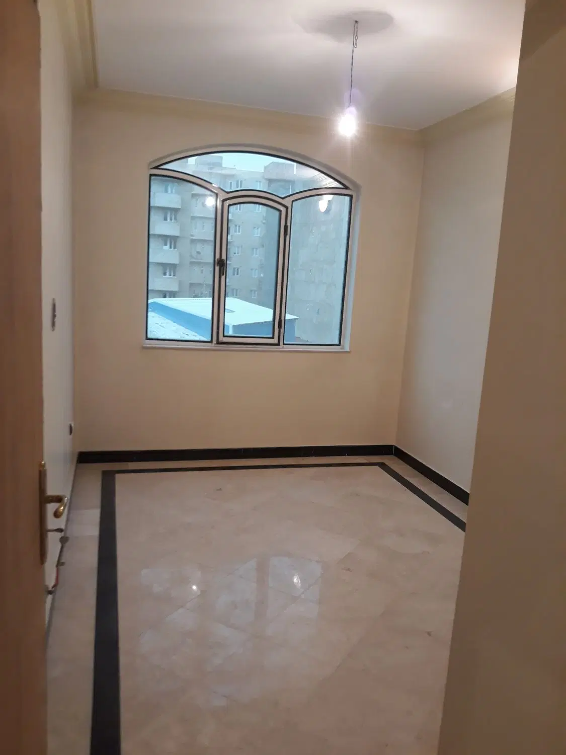 آپارتمان دوخوابه ۸۰ متری شیک خیابان ساحلی