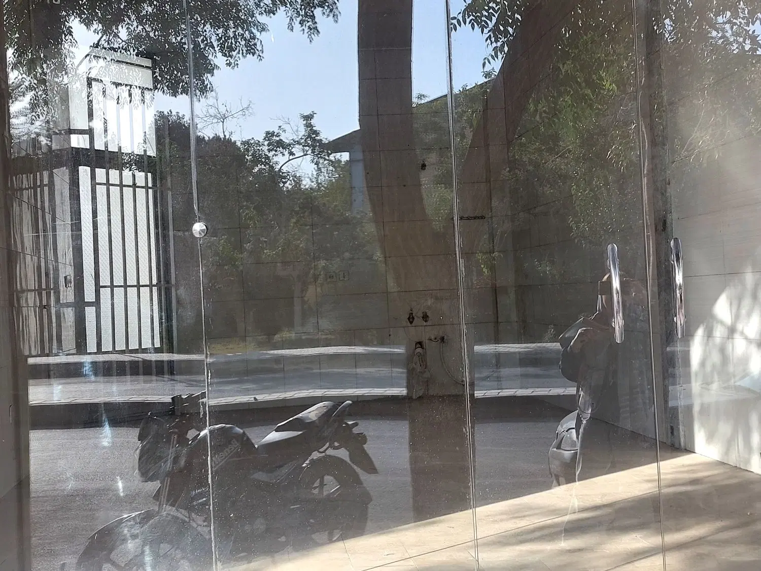 تجاری بر خیابان اصلی