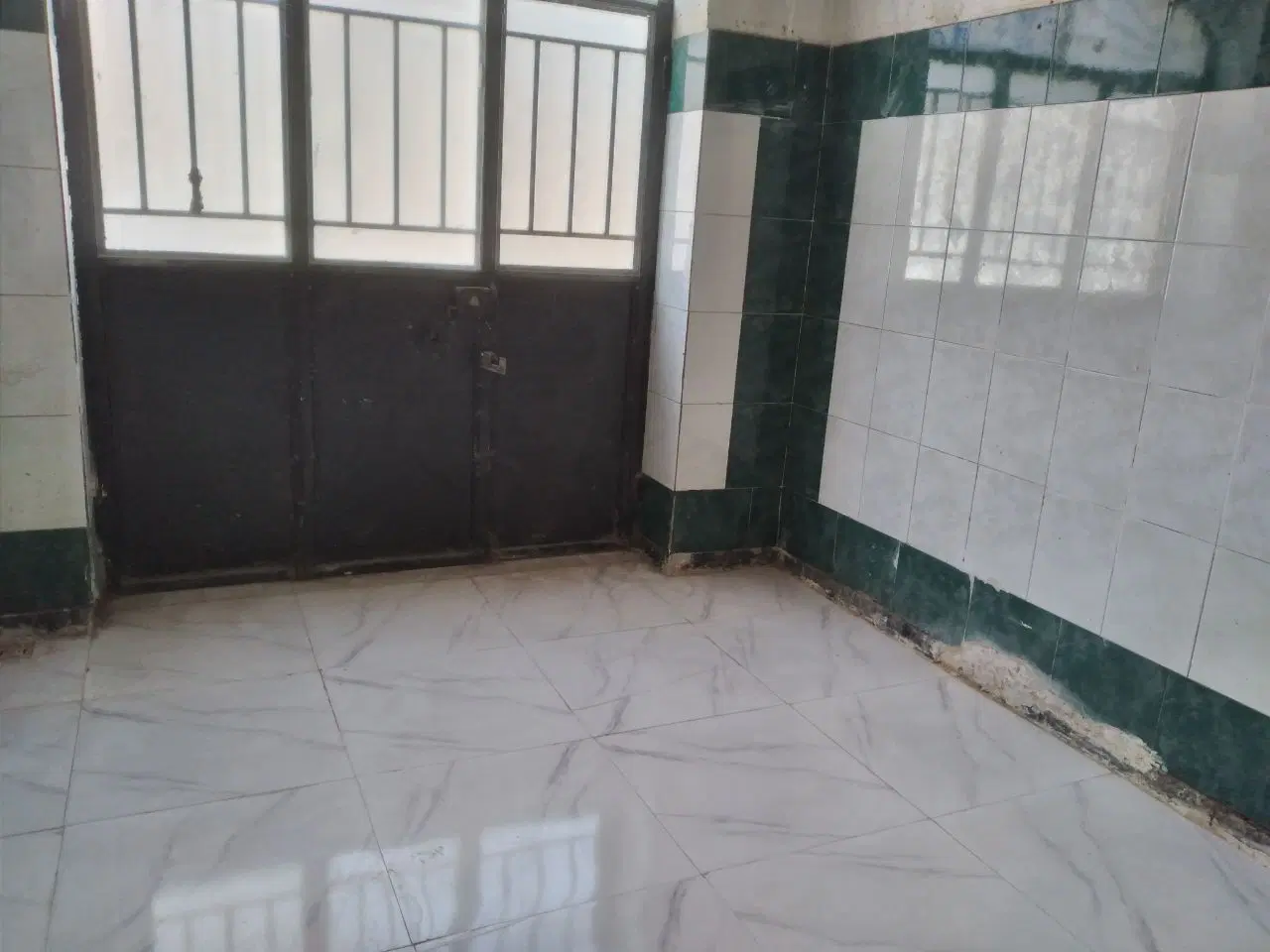 دو باب مغازه در خرمشهر ۱۱، ابتدای کوچه