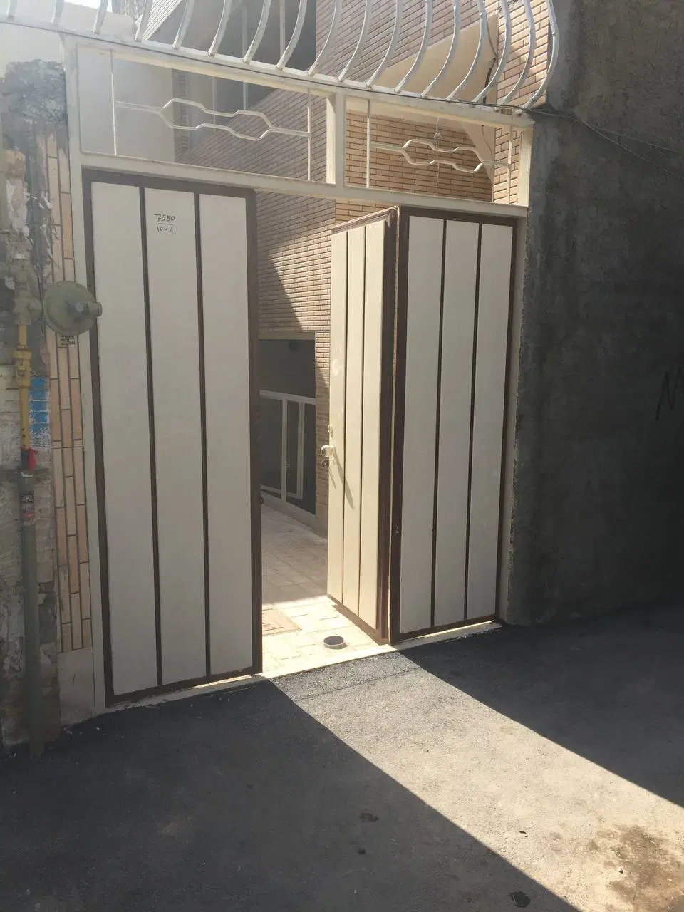 منزل مسکونی ۲ طبقه پارک ماشین دارد
