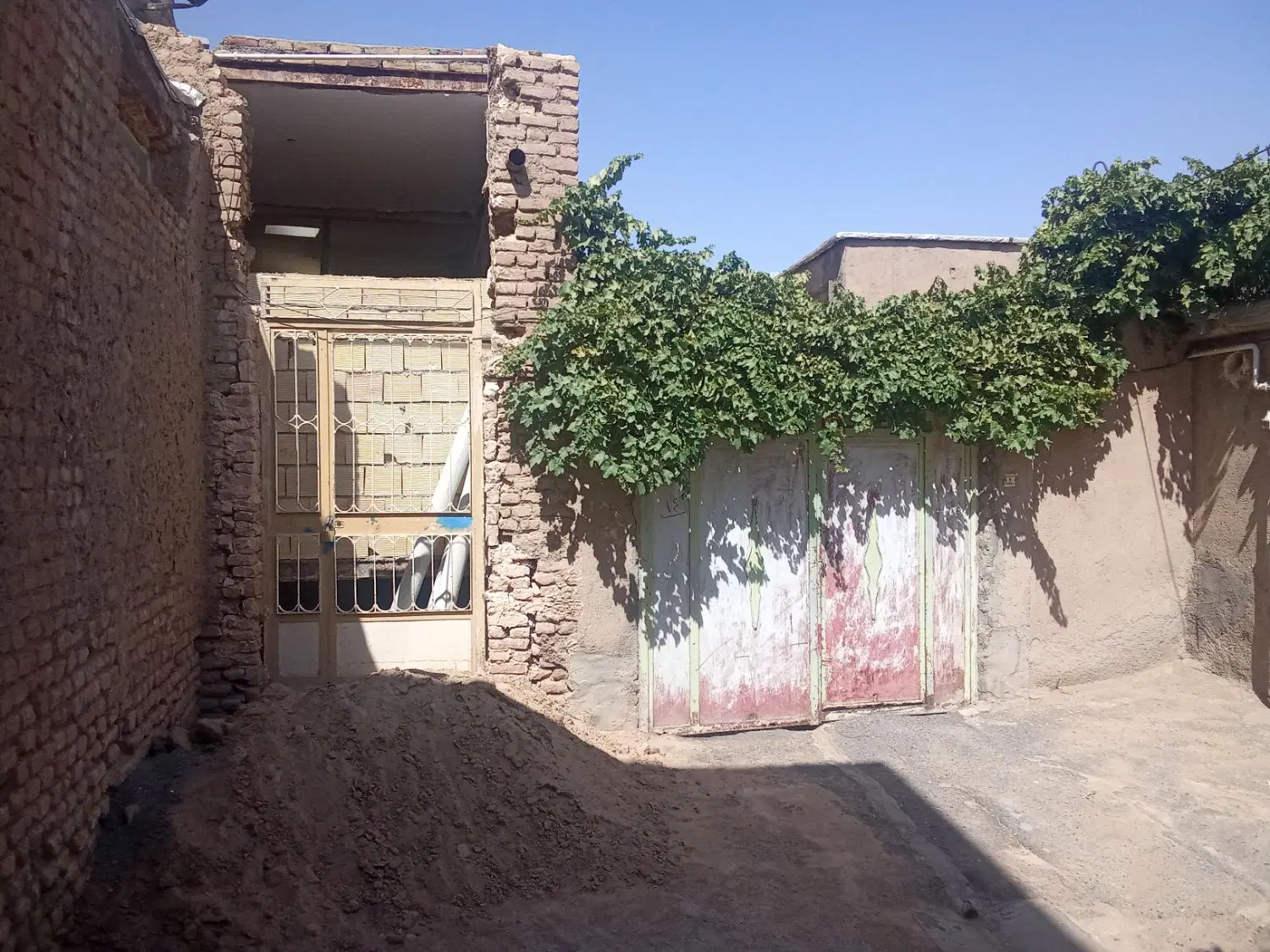 فروش استثنایی یک باب منزل مسکونی  یک باب مغازه