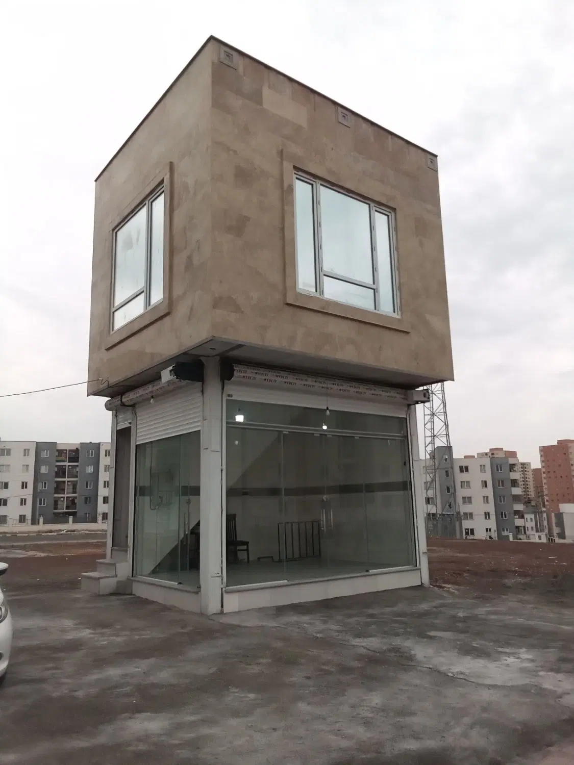 فروش سه طبقه تجاری بر خیابان