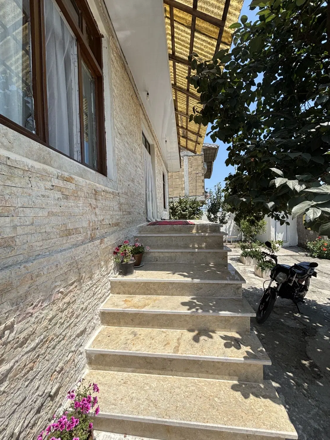 خانه ویلایی ۲۳۰ متری با مغازه ۱۵ متری تجاری