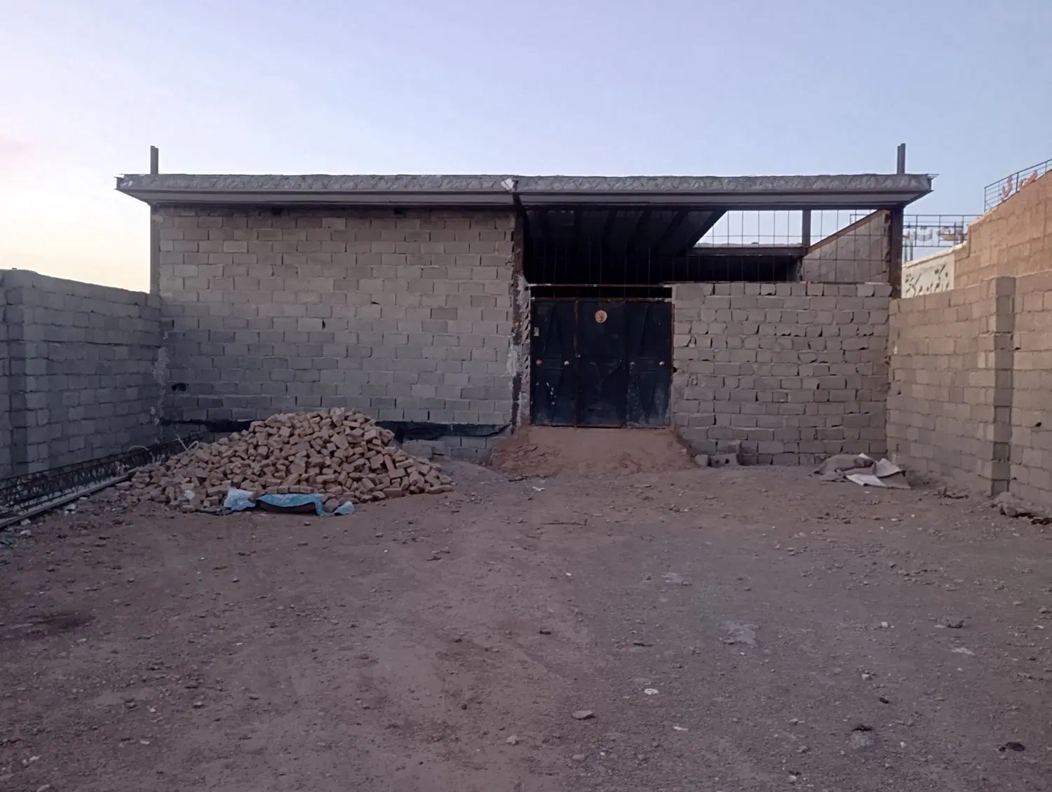 ساختمان نیمه کاره ۴۲۰ متری شهرک الهیه