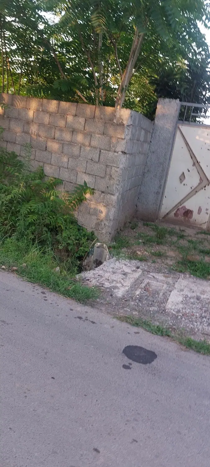 زمین برخیابان اصلی آسفالت روستا(چهاردیواری)