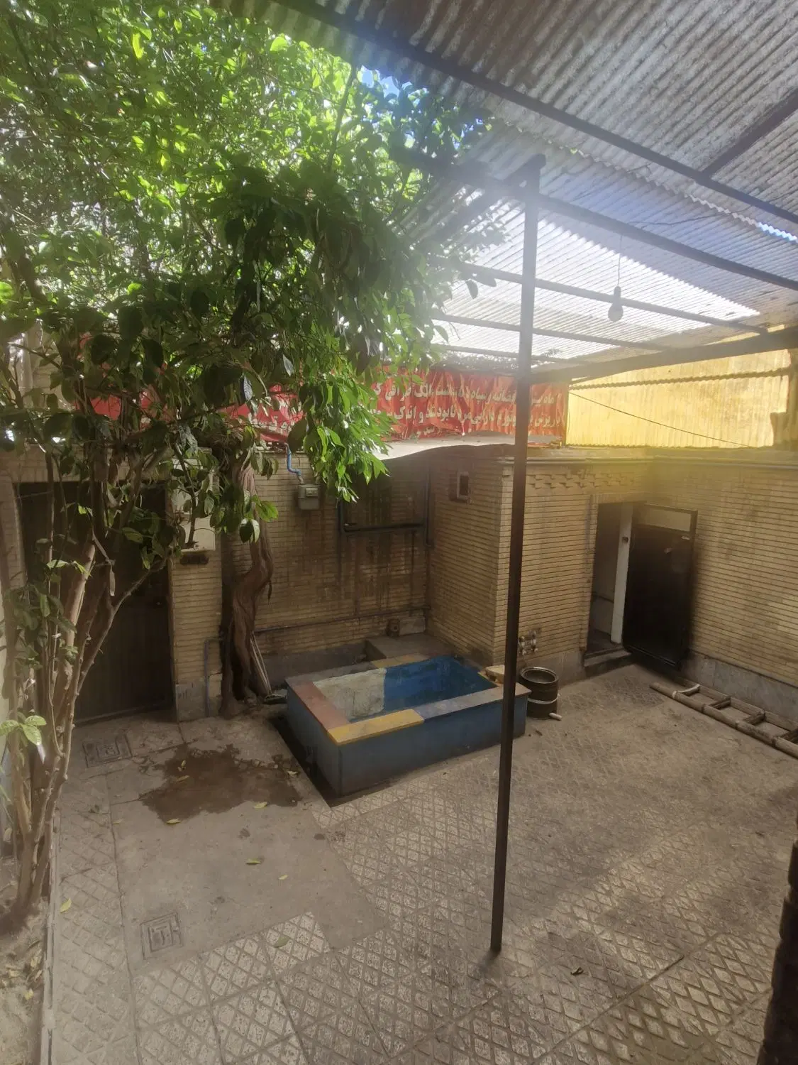 ملک ۱۰۰متری بابت انبار پارچه و مواد غذایی