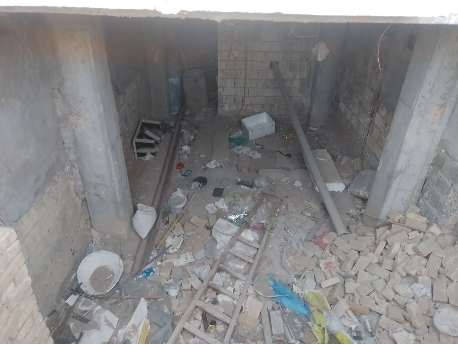 مغازه نیمه ساز تجاری