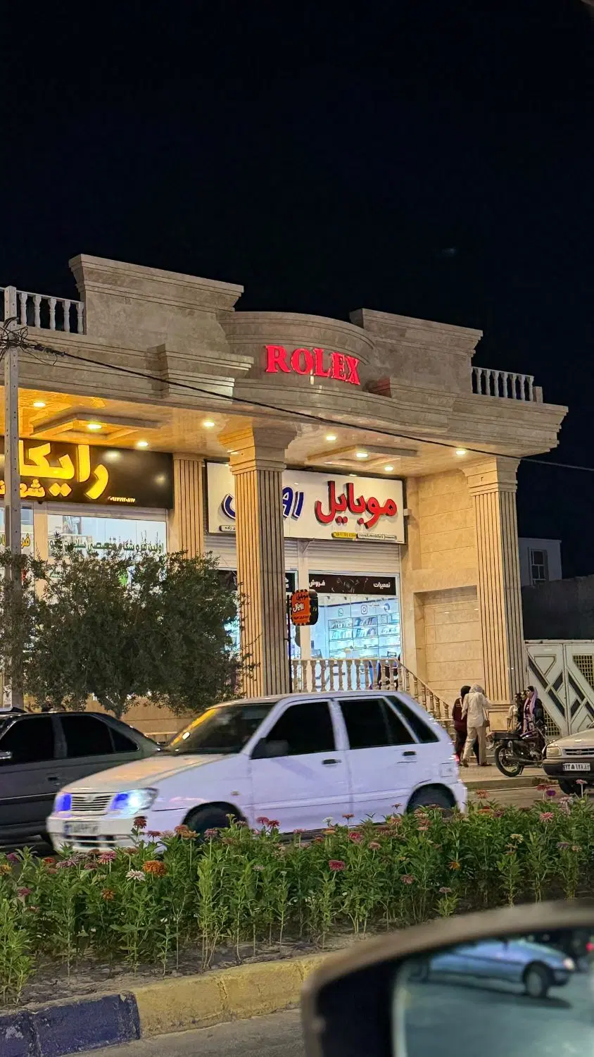 رهن و اجاره چهار باب مغازه واقع در بلوار معلم