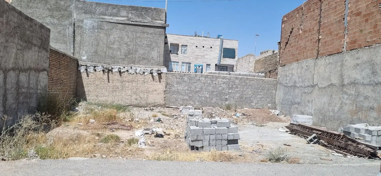 یک  قواره زمین 97.5 متری در حسین آباد