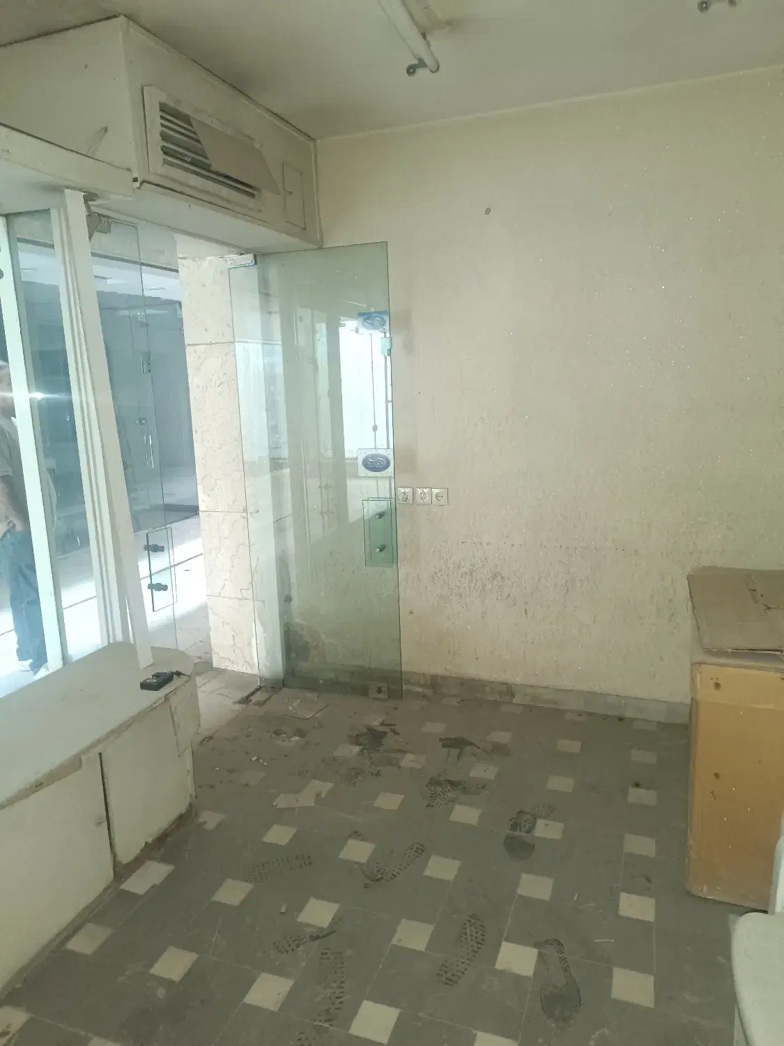 مغازه ۱۴ متری بر چهارباغ