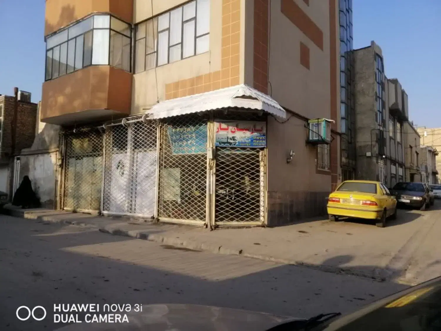 مغازه روبروی درب مدرسه سر نبش