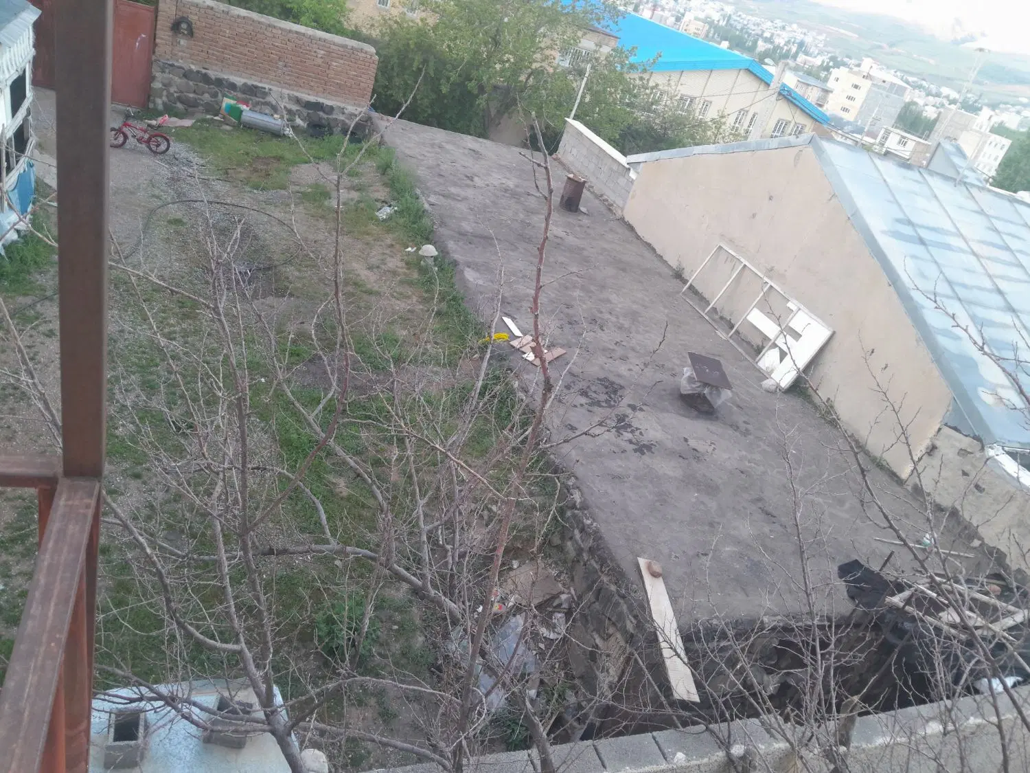 زمین  با بنای احداثی ۲۰۰متر
