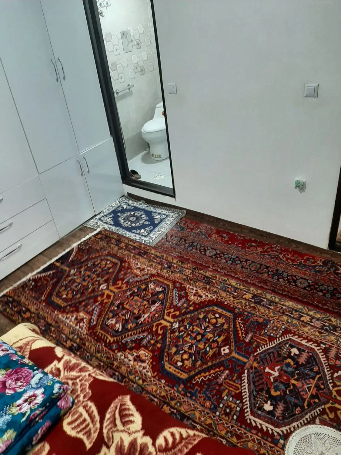 آپارتمان ۹۵متری حیاط دار همکف ماشین رو