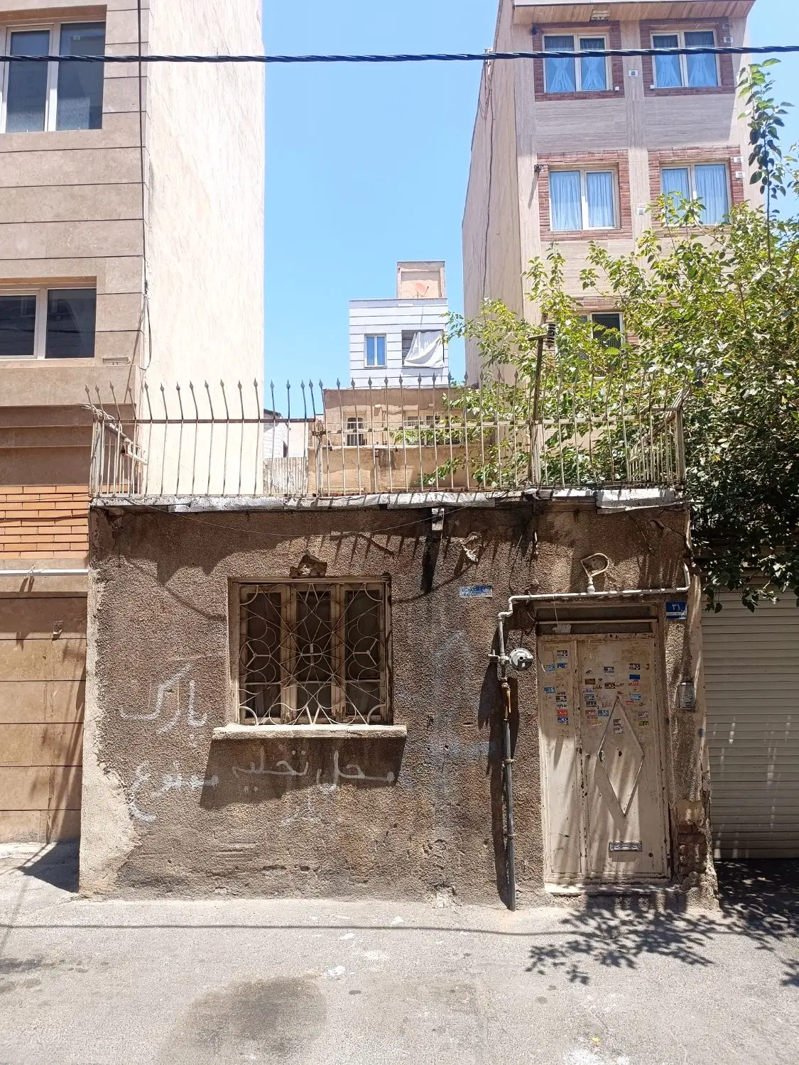 خانه کلنگی ۱۲۵ متر ۳ طبقه، مناسب بازسازی یا ساخت