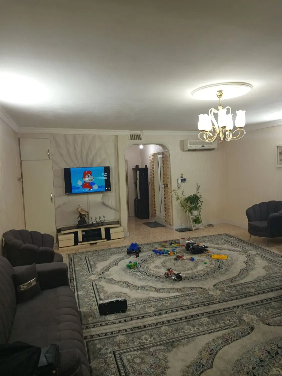 یه واحد آپارتمان 100 متری دارای پارکینگ و آسانسور