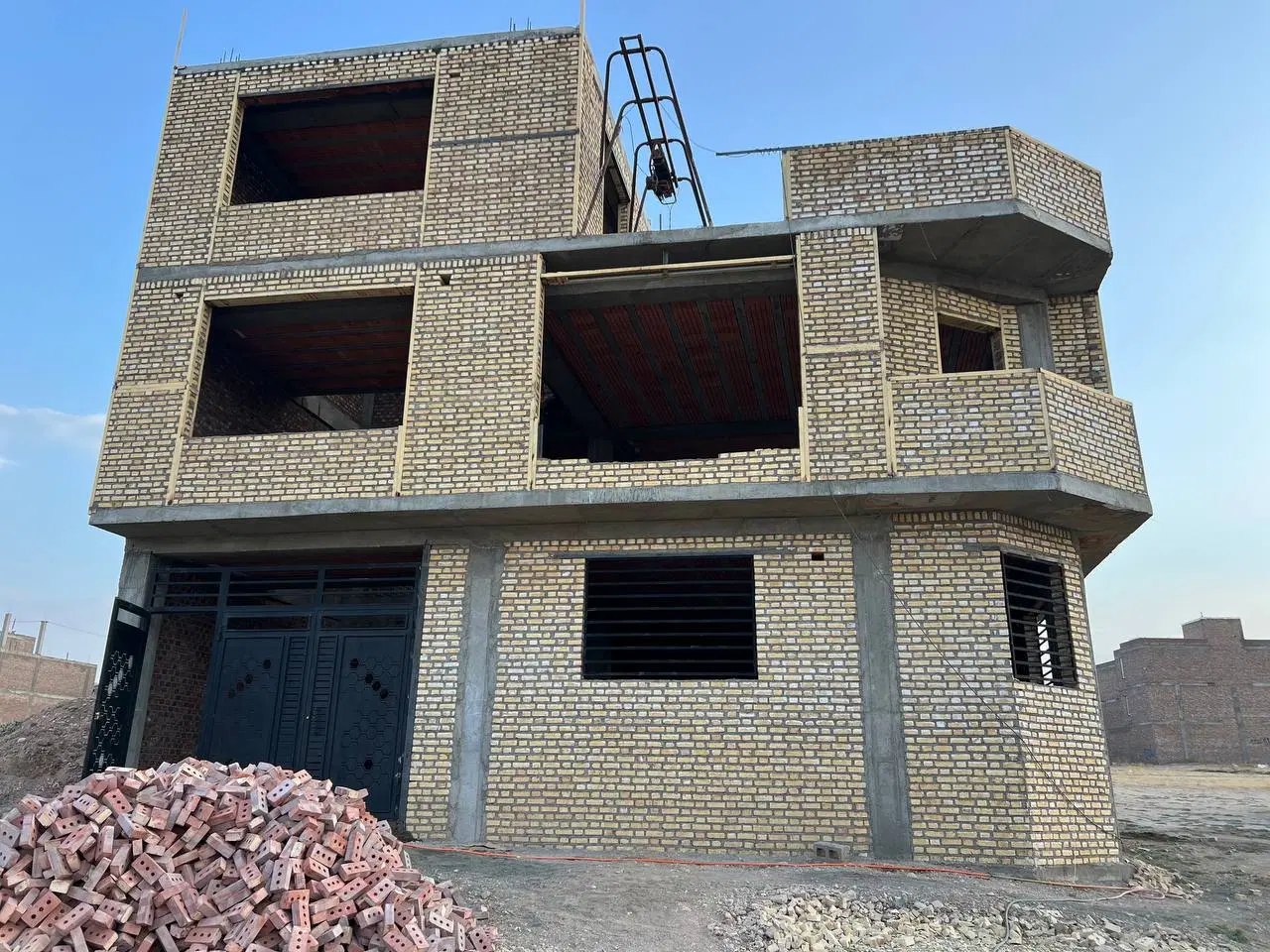 فروش یک خانه نیمه کاره در شهرک فرهنگیان