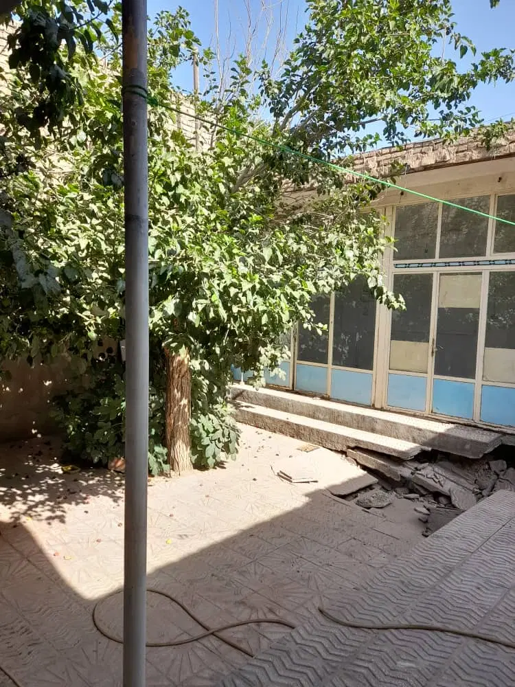 180متر کلنگی  بر خیابان دروازه ری به فروش می‌رسد