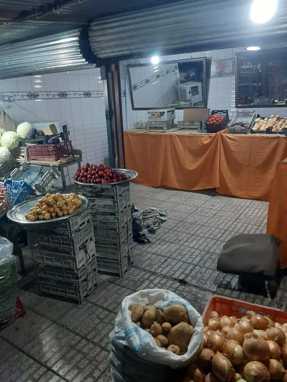یه باب غرفه واقع در بازار بمبه ای